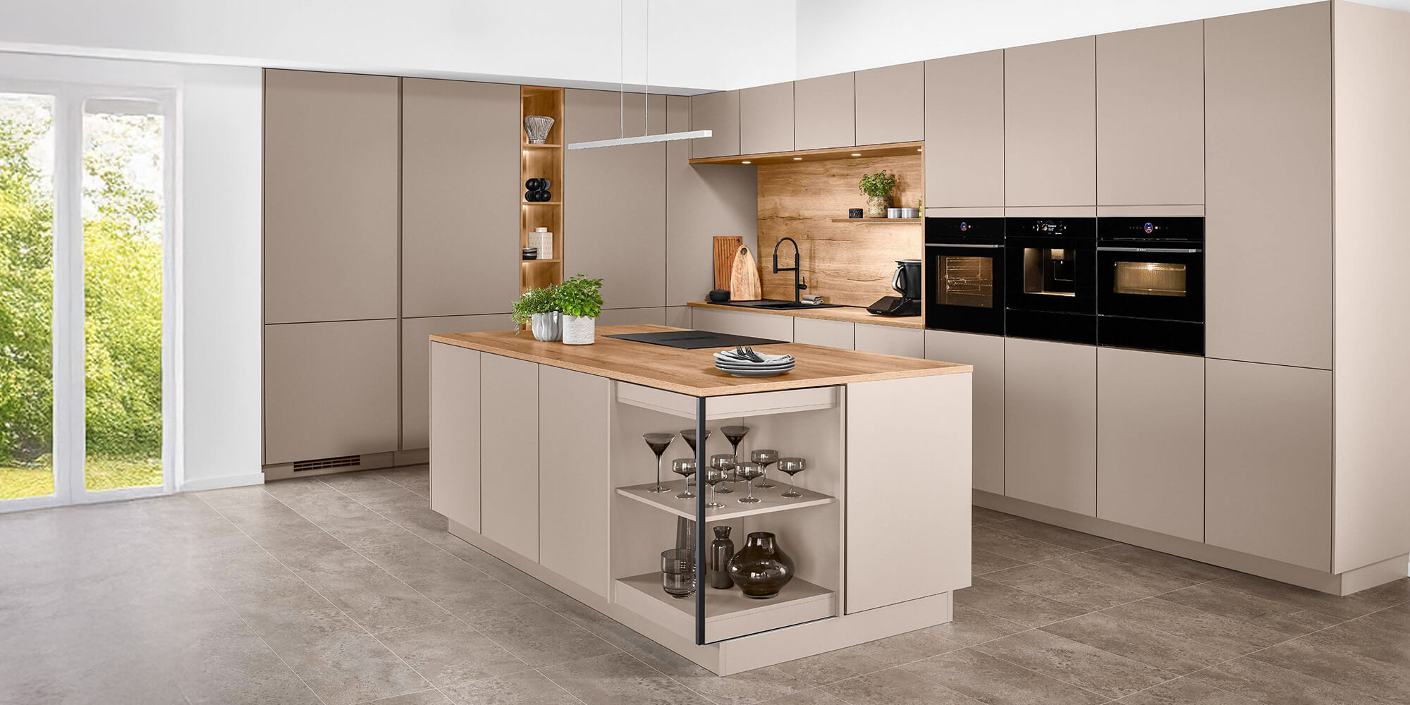 Offene Wohnküche mit moderner Küche matt Senso 483, grifflosen Fronten und Kochinsel