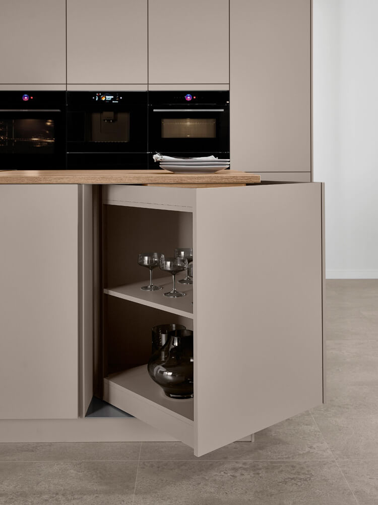 Geschlossene Ansicht der grifflosen Kücheninsel der Senso 483 in matt-beigem Design