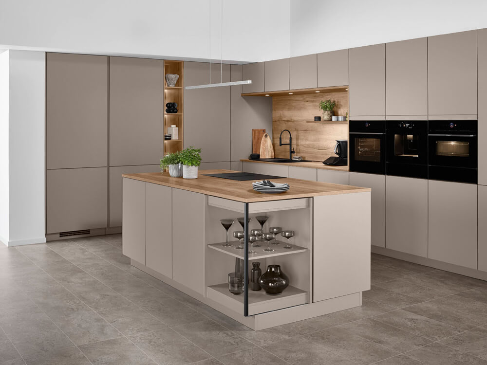 Moderne Küche matt Senso 483 in Beige mit Kochinsel und klarer, griffloser Linienführung
