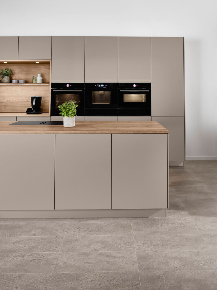 In die Küchenwand integrierte Durchgangstür zum Hauswirtschaftsraum bei der Senso 483