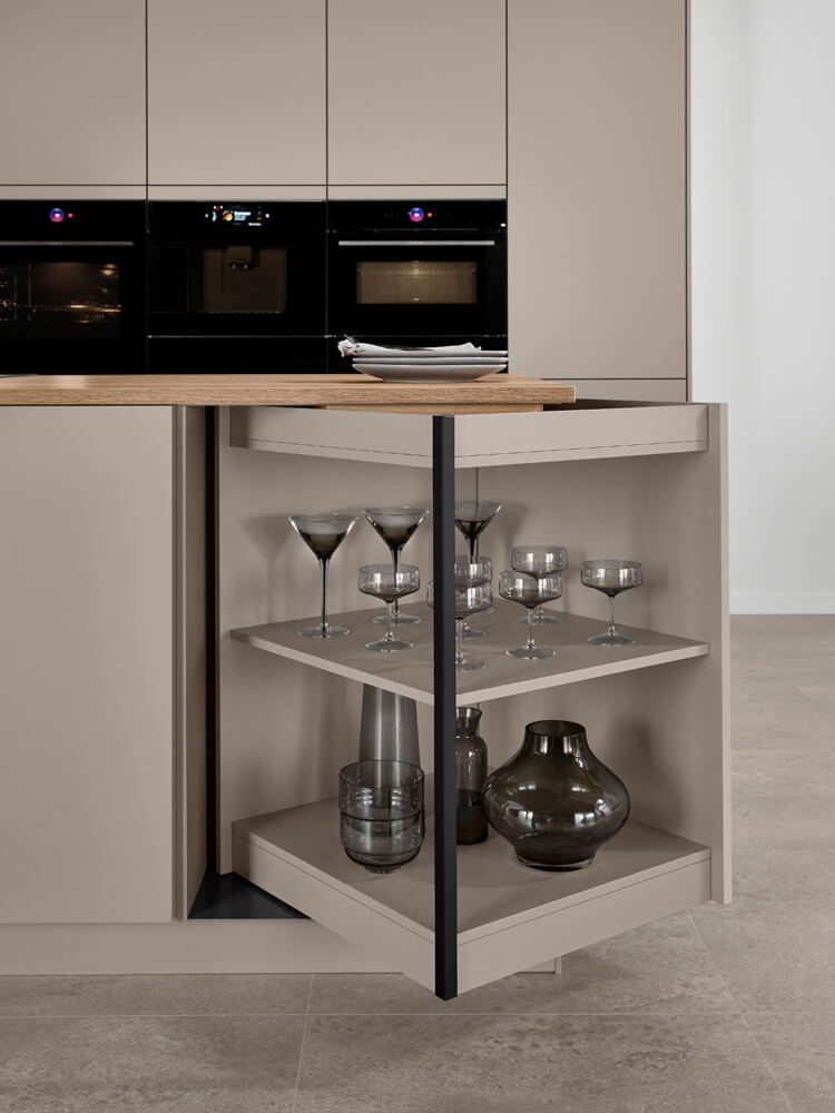 Kücheninsel der Senso 483 mit FurnSpin-Drehelement und sichtbarem Stauraum für Gläser