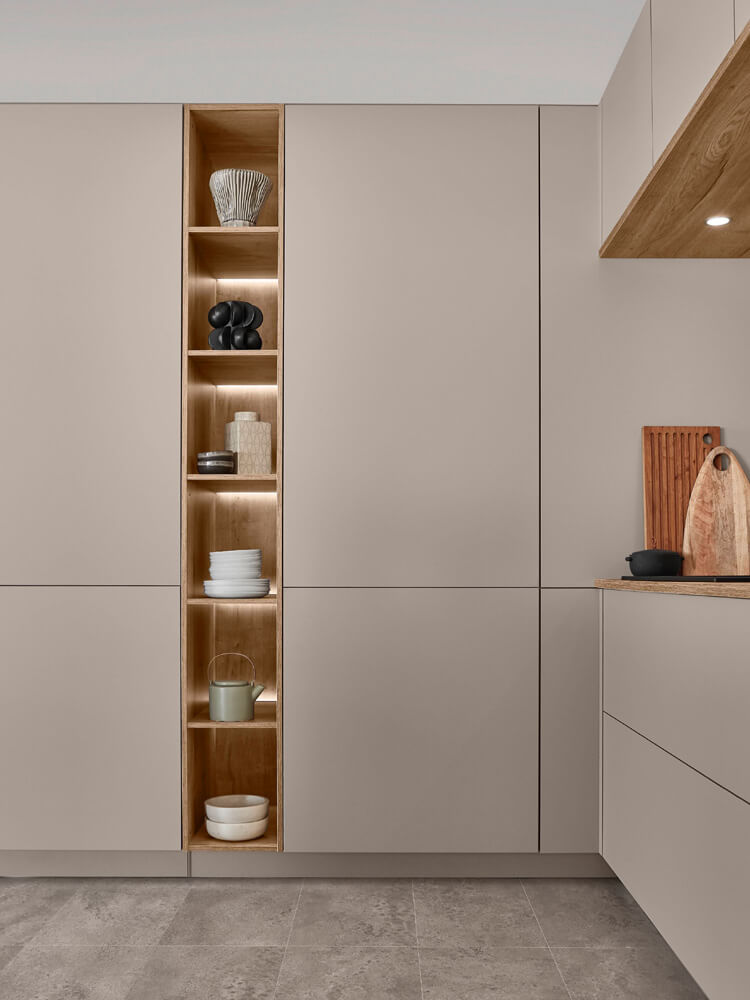 Vertikales Holz-Regalelement mit Beleuchtung als Akzent in der Senso 483 Küchenplanung