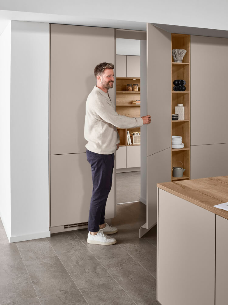 Panorama der Senso 483 mit deckenhoher Schrankwand, Kochinsel und Spülnische