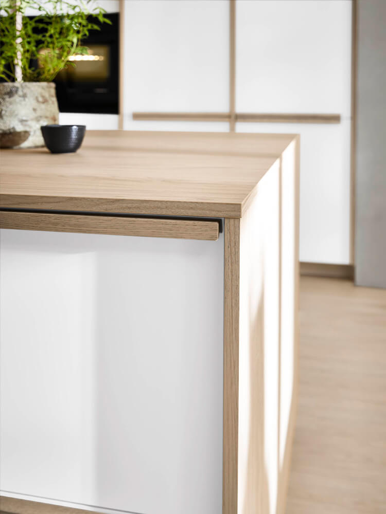 Seitliche Abschlusswangen in Eiche-Como-Nachbildung betonen die minimalistische Kücheneinrichtung der Serie Senso 488