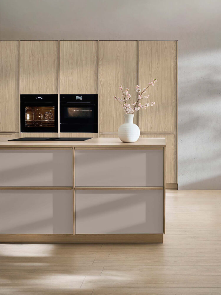 Farbauswahl der Japandi Küche in Senso 488 Matcha, Sand und Weiß als Inspiration für die moderne Wohnküchenplanung