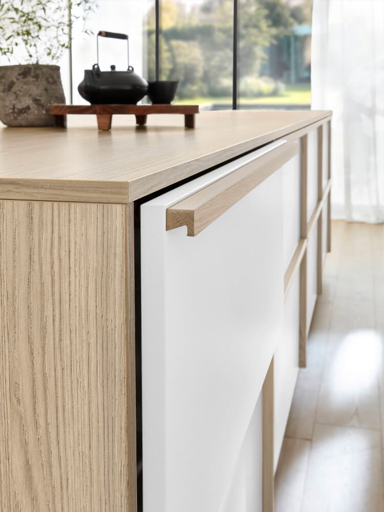 Detail einer Holz-Griffleiste auf matter Senso-Front im Sakura-Design