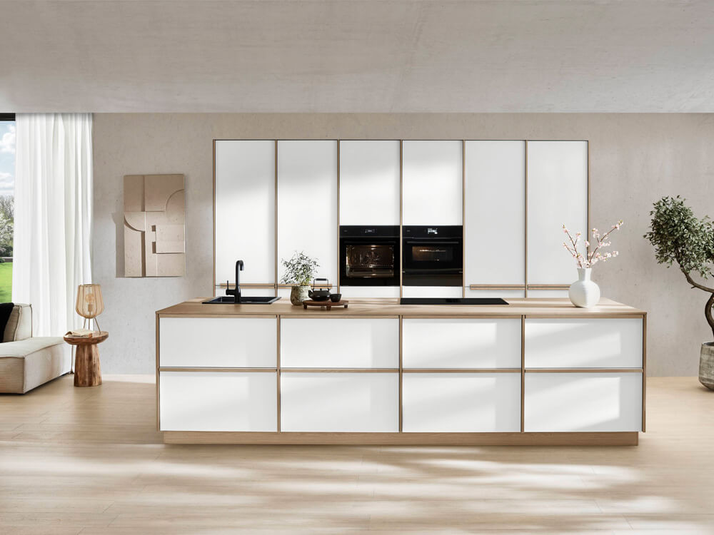 Japandi Küche mit Senso 488 in Matcha und Holzrahmen-Design