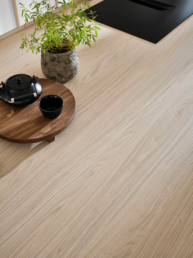 Filigrane Slim-Line-Arbeitsplatte in Eiche-Optik passend zu natürlichen Farben der Designlinie Sakura