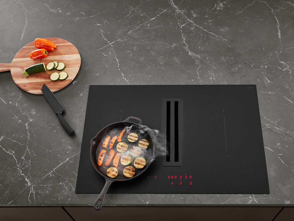 Induktionskochfeld mit integriertem Dunstabzug flächenbündig in Steinoptik