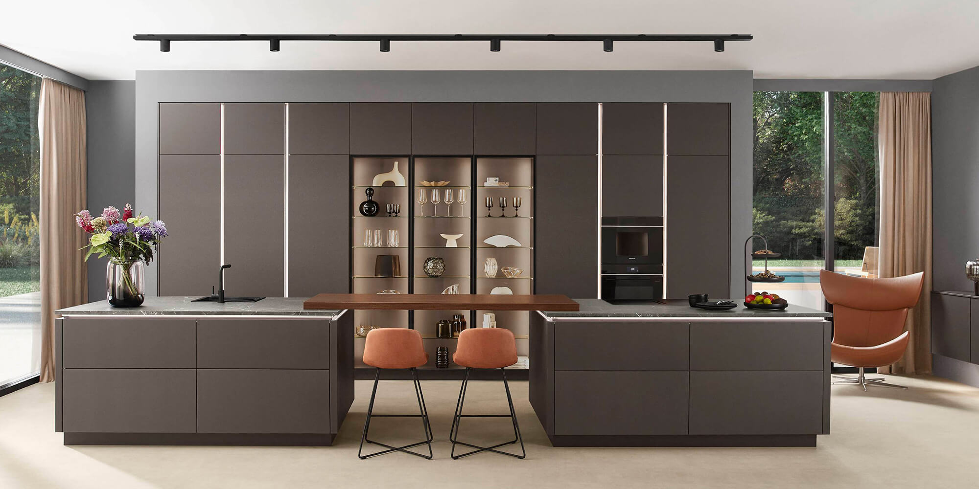 Moderne Wohnküche mit Softline 505: Doppel-Kücheninsel in Coffee matt mit Theke und Glasvitrinen