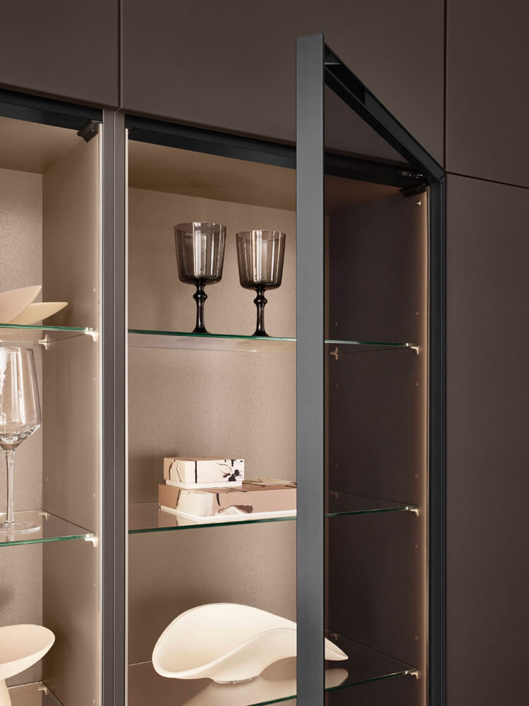 Beleuchtete Glasvitrine der Softline 505 für Gläser und Dekoration