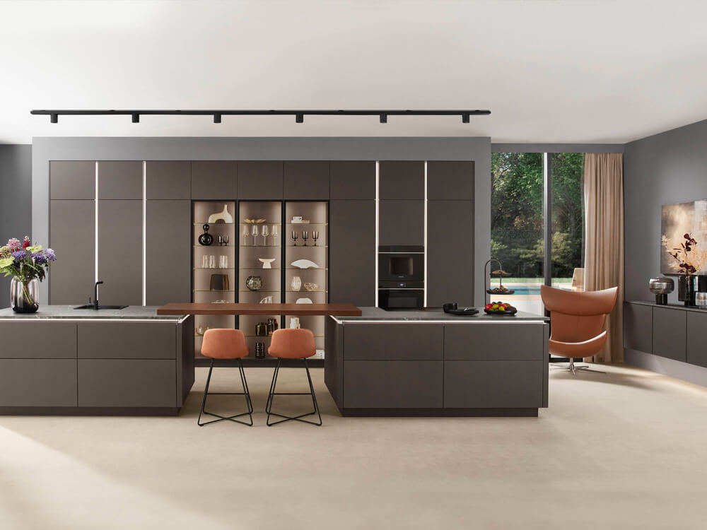 Doppel-Kücheninsel der Softline 505 in Coffee matt mit Holztheke und Glasvitrinen