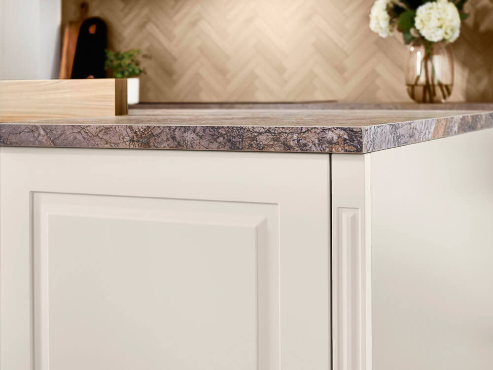 Küchenideen Landhaus: Steinstruktur-Arbeitsplatte und helle Rahmenfronten für eine zeitlose Küchenplanung
