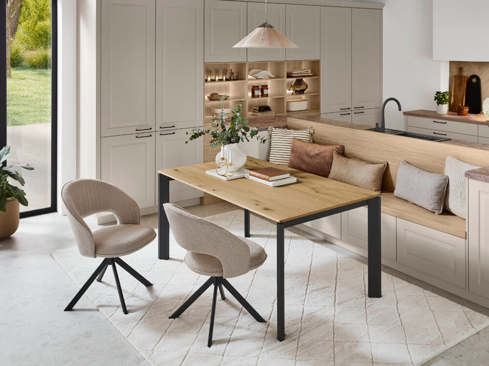 Landhausküche Sylt 848 mit integrierter Sitzbank, Essplatz und hellem Holztisch im wohnlichen Küchenbereich