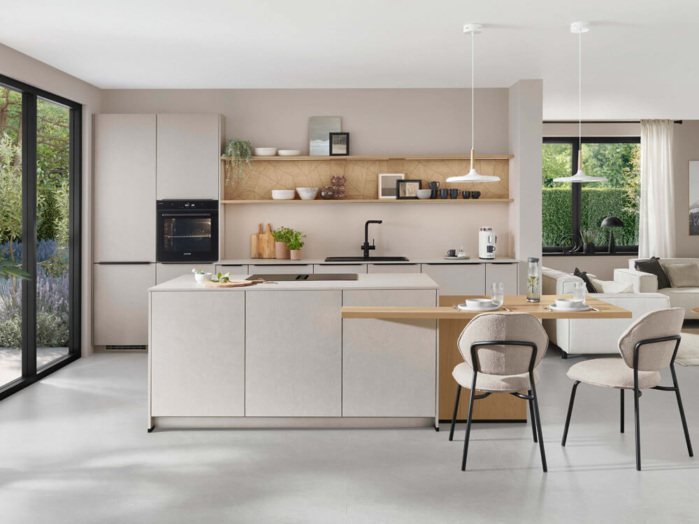 Helle Designküche in Sand mit griffloser Optik und hochwertiger Mattlack-Oberfläche für modernes Wohnen