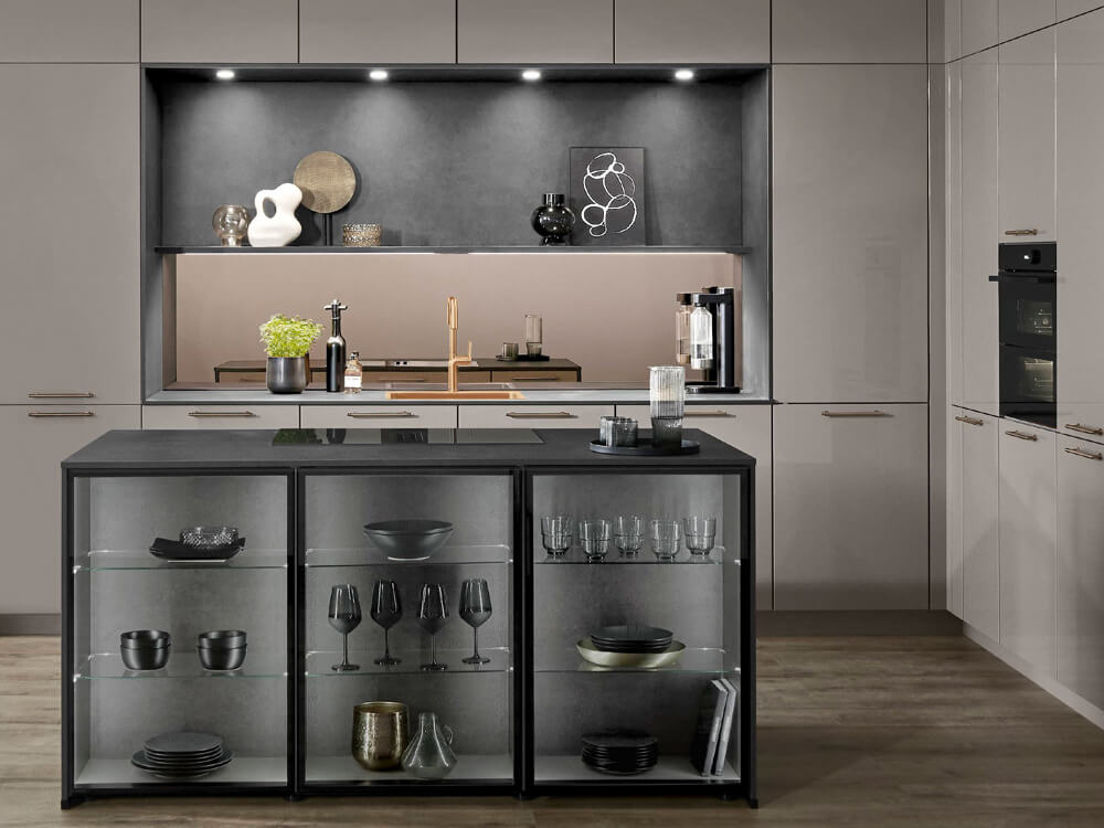 Moderne Luxusküche in Anthrazit-Hochglanz mit beleuchteter Kochinsel-Vitrine und exklusiver Design-Armatur in Gold